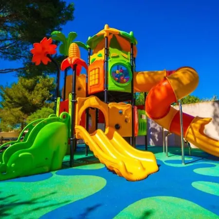 Camping Avec Climatisation, Animaux Admis - 6 Pers. - Api-1-52-2185