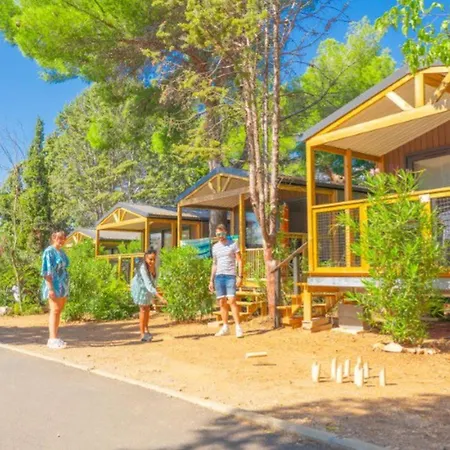 Avec Climatisation, Animaux Admis - 6 Pers. - Api-1-52-2185 Camping Balaruc-les-Bains